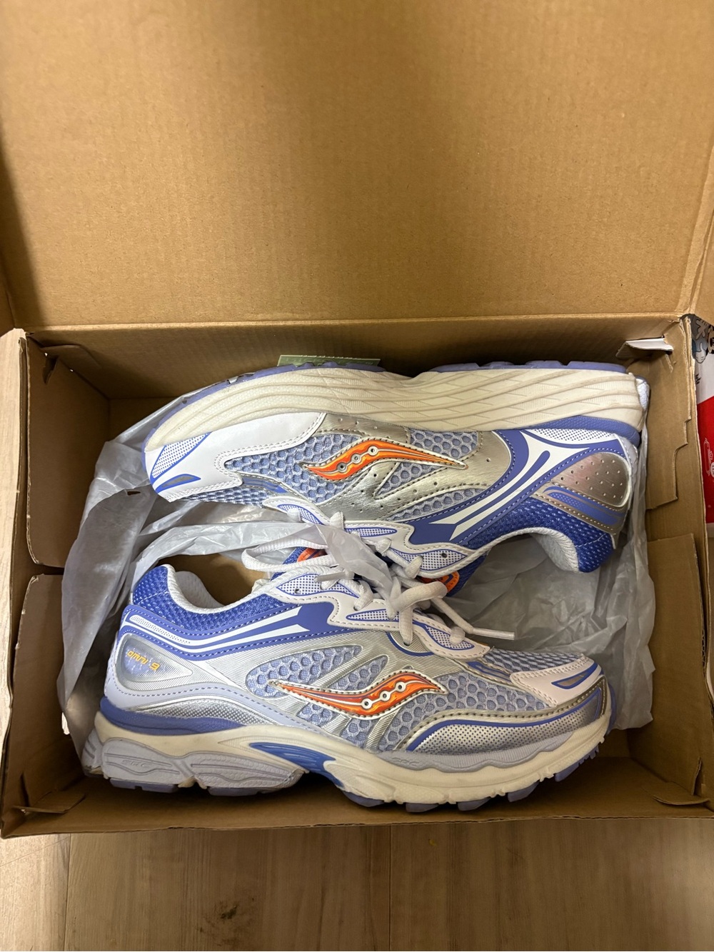 Saucony Omni 9 blue and orange big kid size 5.5